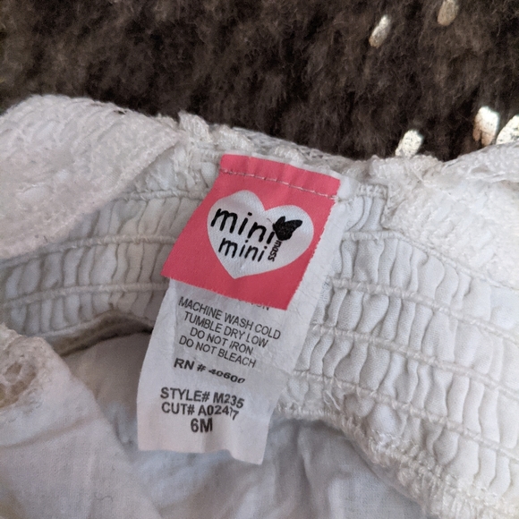 Mini Mini Lace Dress with Flower Brooch - Picture 3 of 4